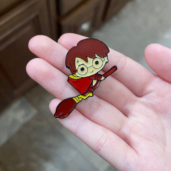 Harry Potter Riding Broom Enamel Pins 113 - Picture 2 of 3
